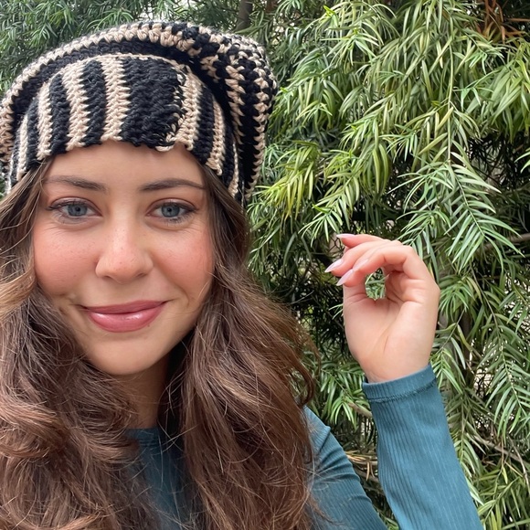 Handmade slouchy knitted beanie - Picture 1 of 4